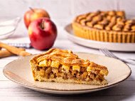 Рецепта Класически американски ябълков пай с домашно тесто и пълнеж с ябълки, масло и канела